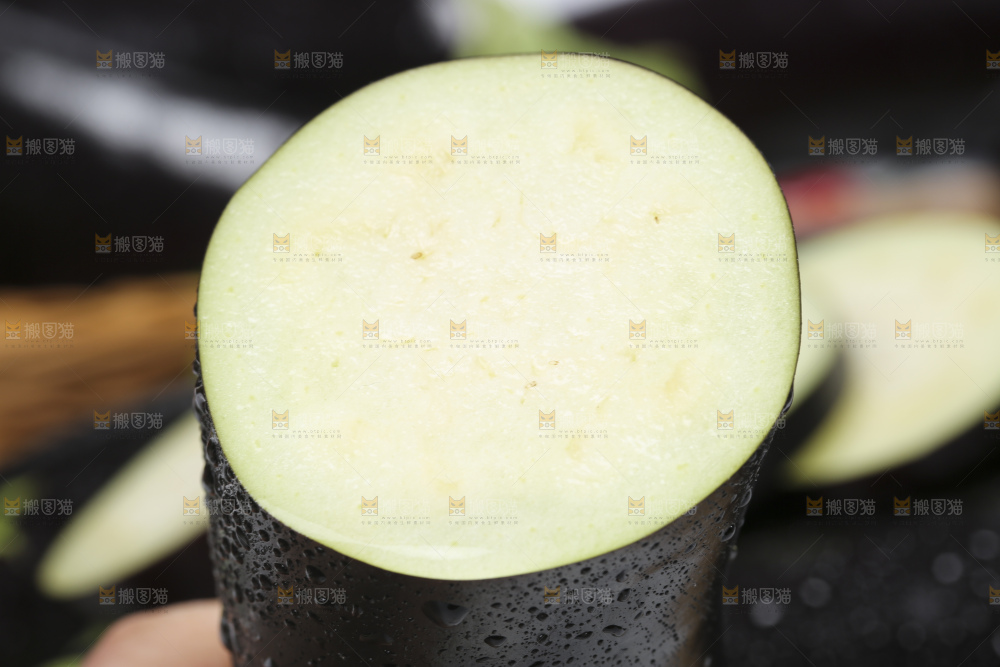 格子底上的新鲜长茄子