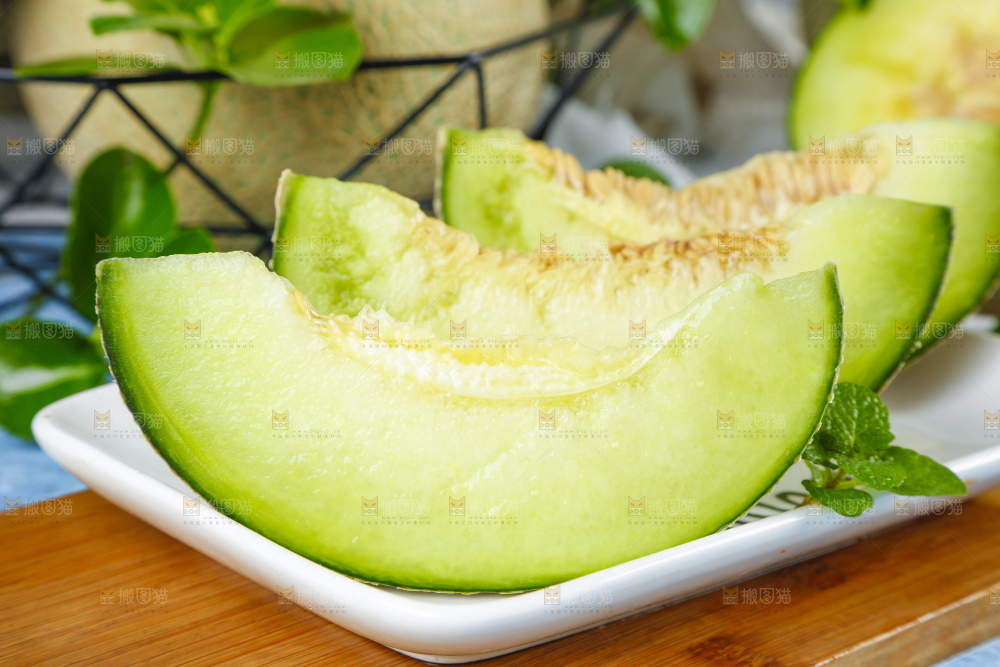木底上放着切开的玫珑网纹蜜瓜