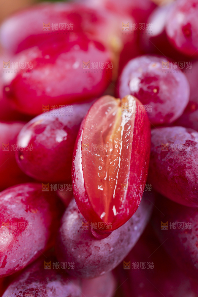 木碟上装着切开美人指葡萄