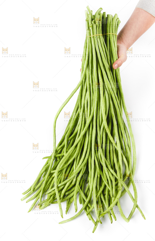 手拿新鲜豇豆