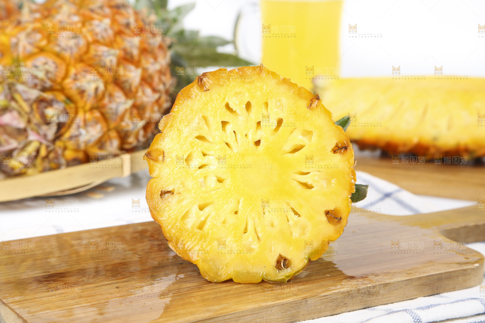 木板上放着切开的新鲜菠萝