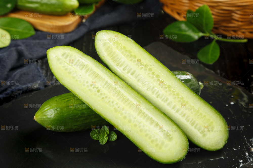 黑底上放着切开的山东水果黄瓜