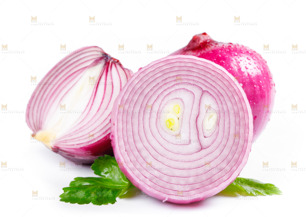 白底上摆放着新鲜洋葱