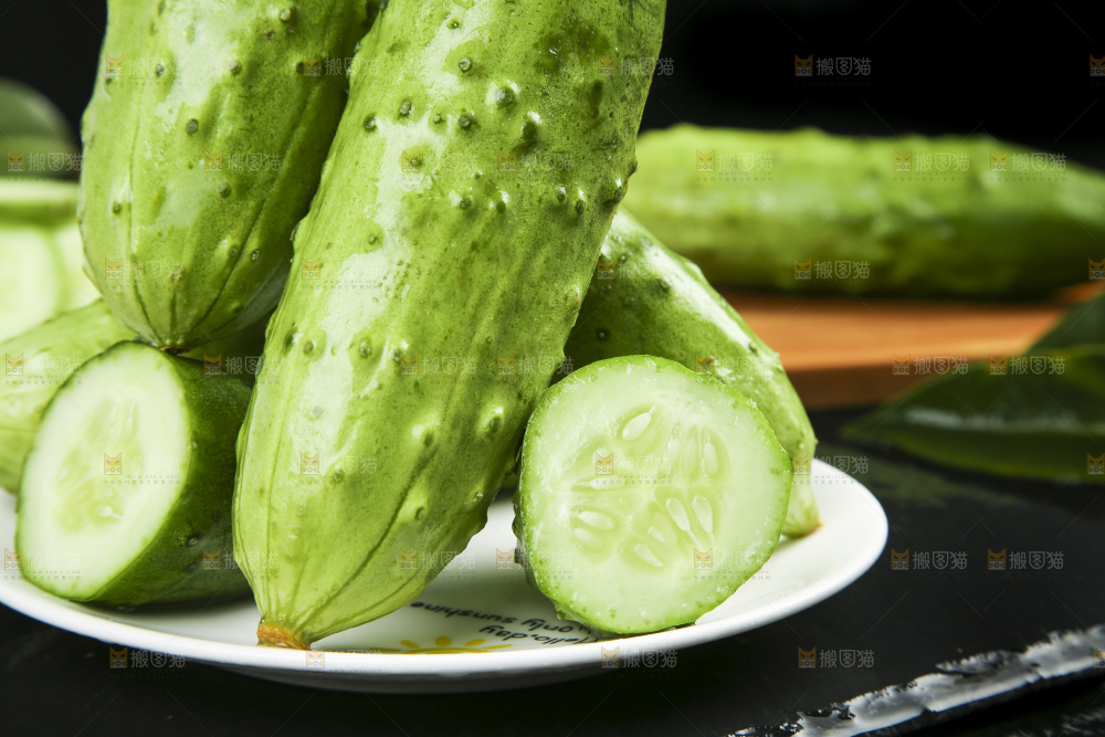 黑石板上放着一盘切开的山东旱黄瓜