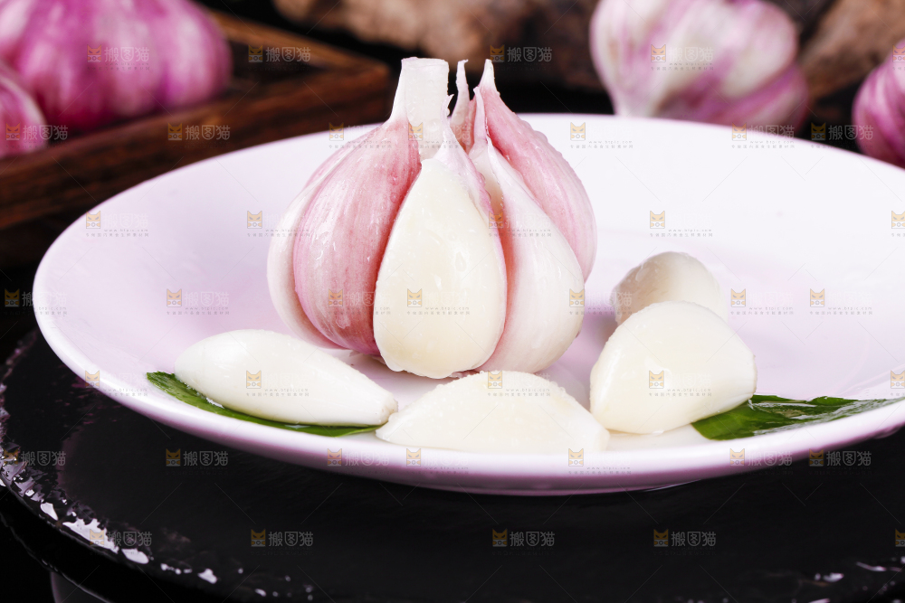 深底上放着一盘山东紫皮大蒜
