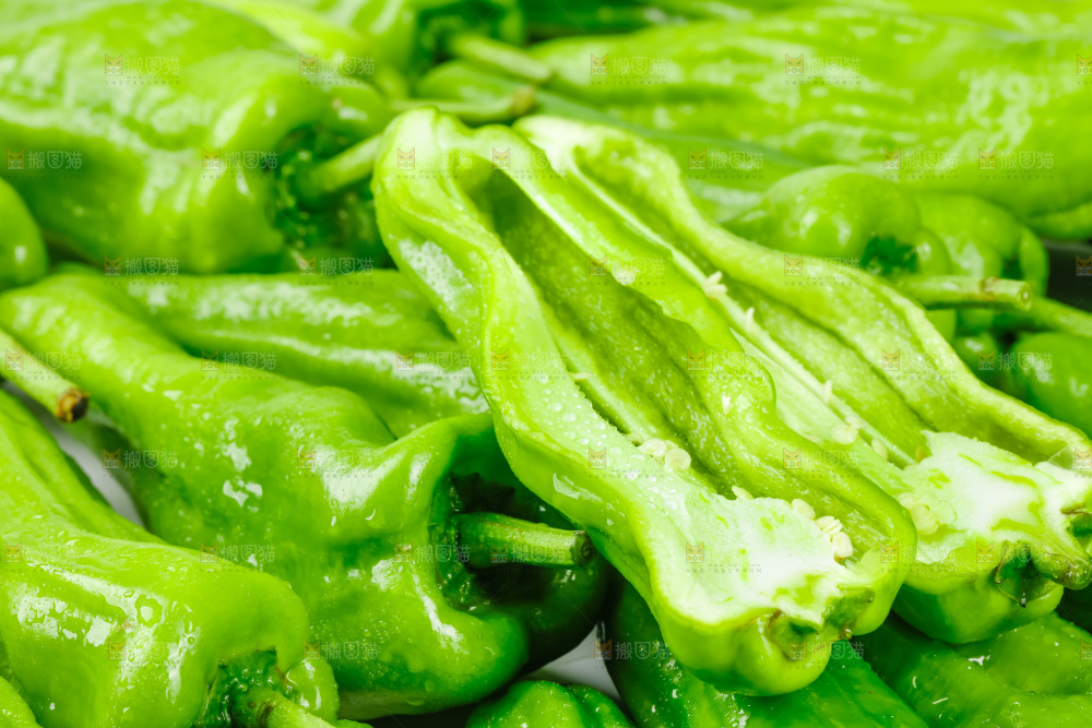 一堆新鲜的青辣椒
