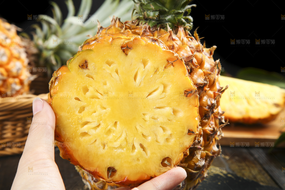 手拿切开的云南菠萝