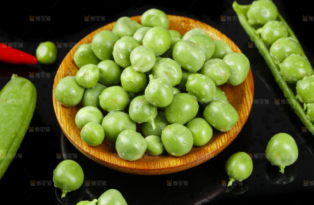 深底上放着豌豆