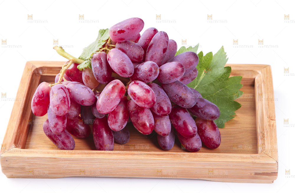 木盘里面装着美人指葡萄