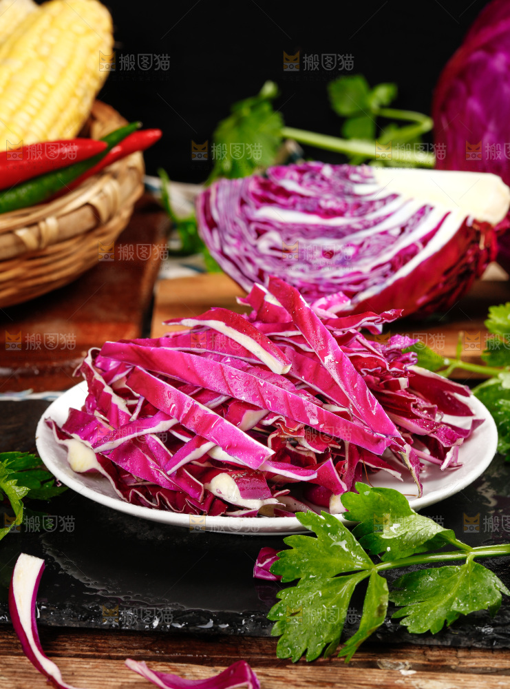 木底上的新鲜紫甘蓝