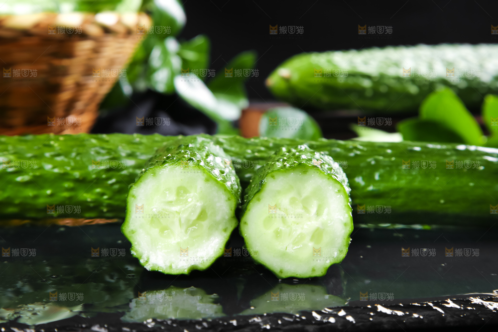 黑底上放着切开的新鲜青瓜