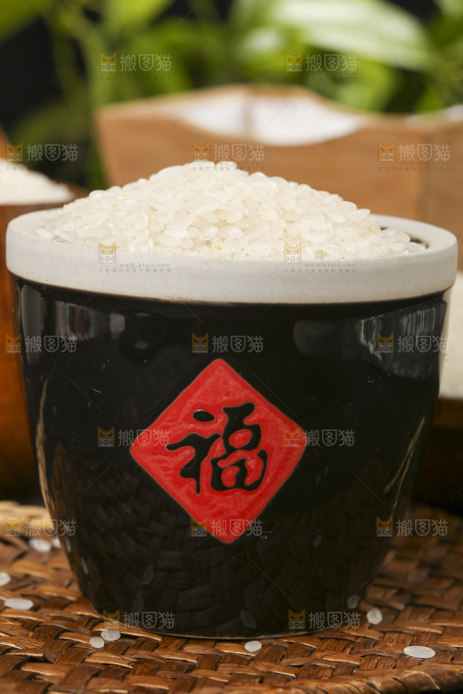 木底上放着一缸东北五常大米
