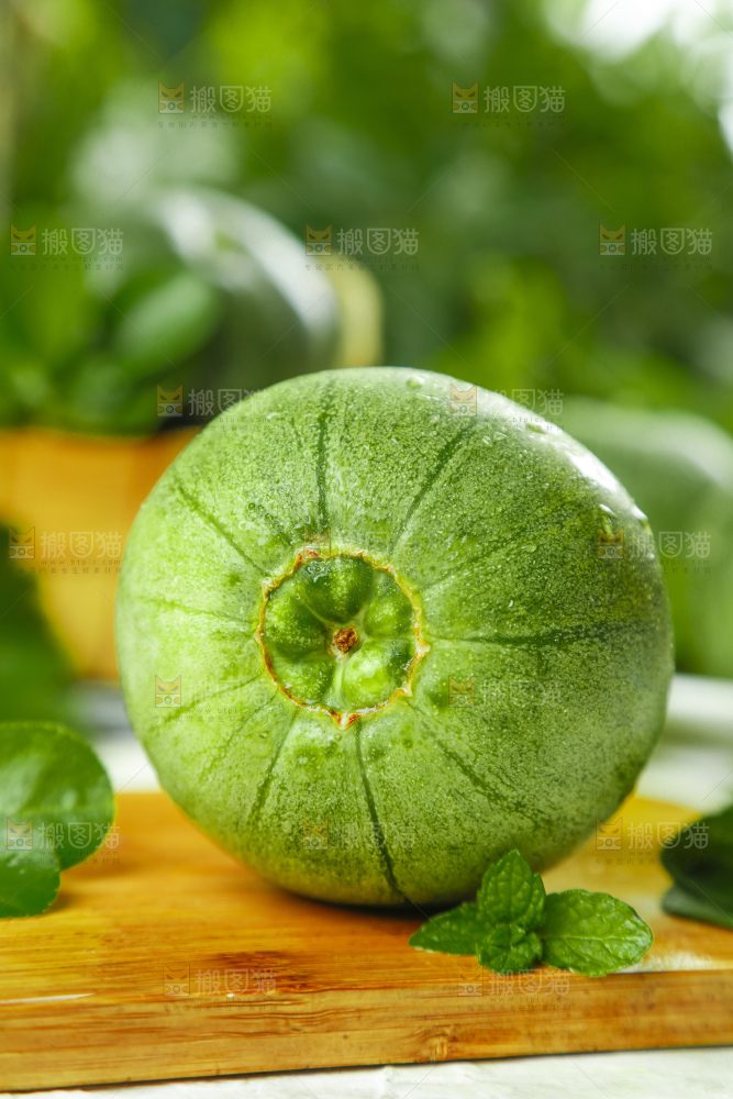 木板上放着的山东绿宝石甜瓜