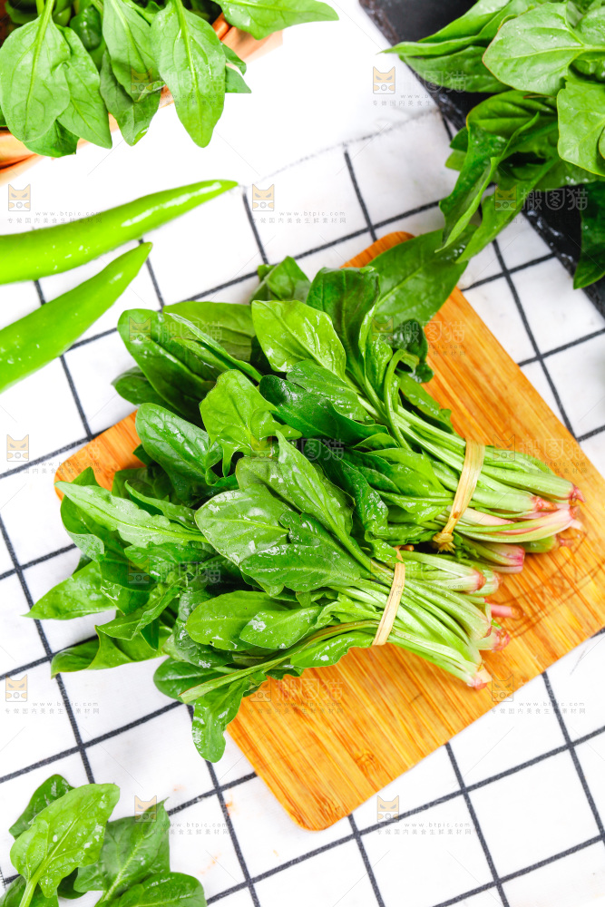 格子底上放着一堆绿色菠菜