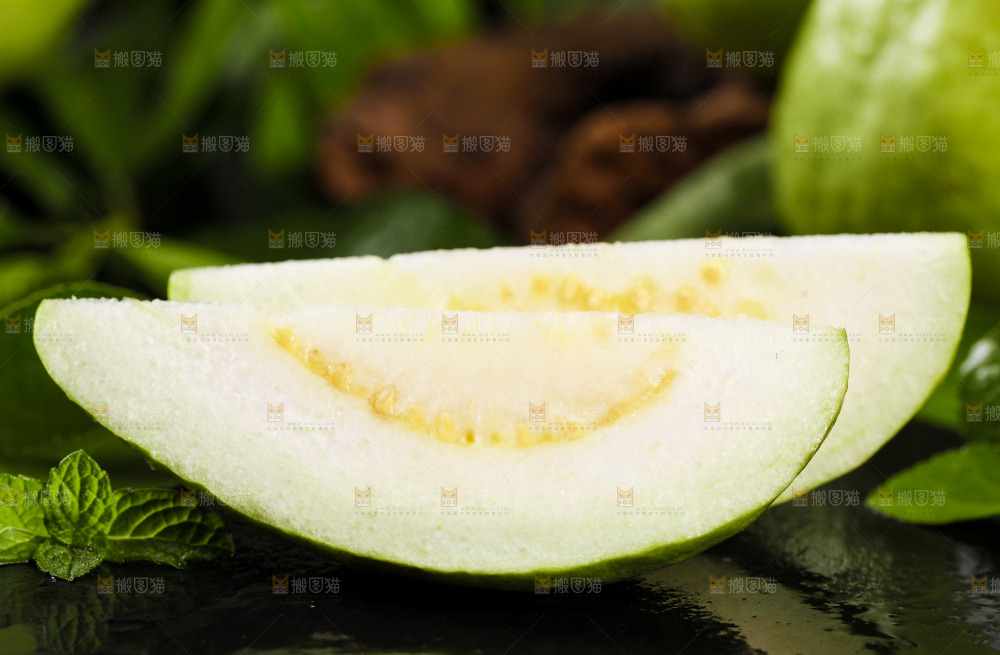 黑底上的芭乐切块