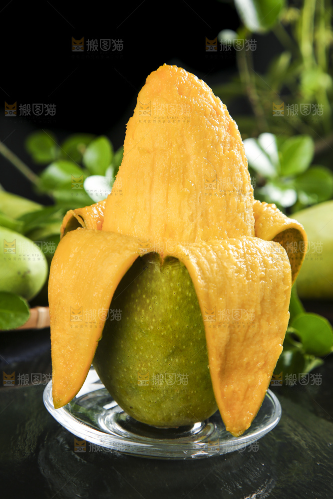 深底上放着剥皮的青皮芒果