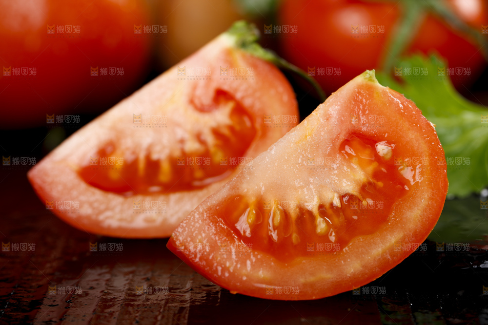 深底上摆放着番茄