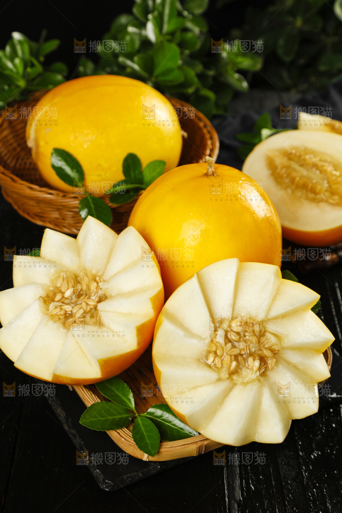 深底上放着一盘阎良黄河蜜瓜