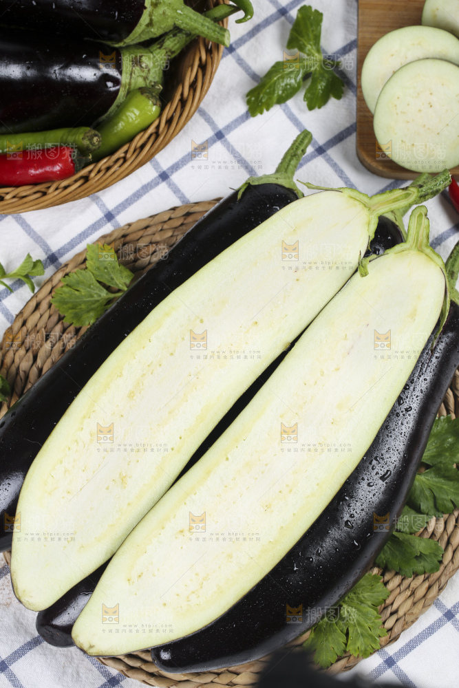 格子底上的新鲜长茄子