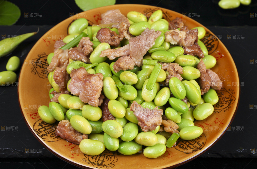 深底上放着一盘毛豆炒肉