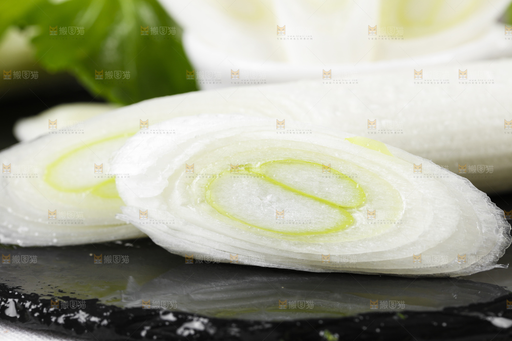 黑石板上的葱