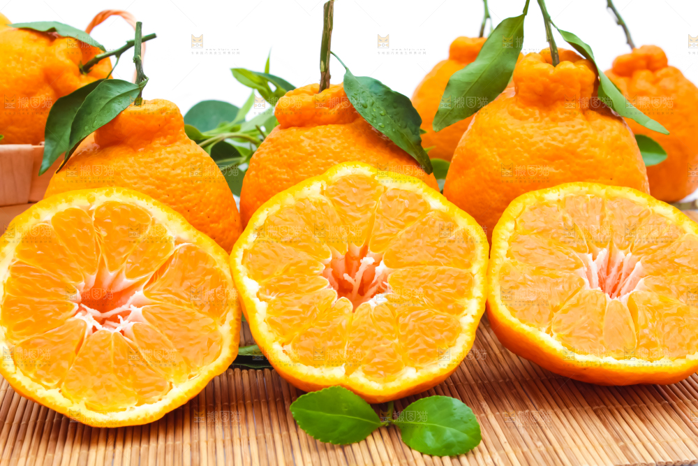 浅底上放着切开的新鲜柑橘