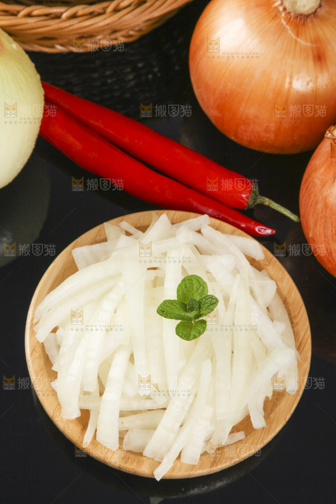 黑底上放着一盘洋葱丝