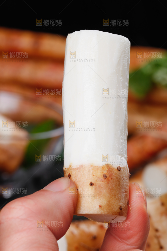 手里拿着新鲜山药