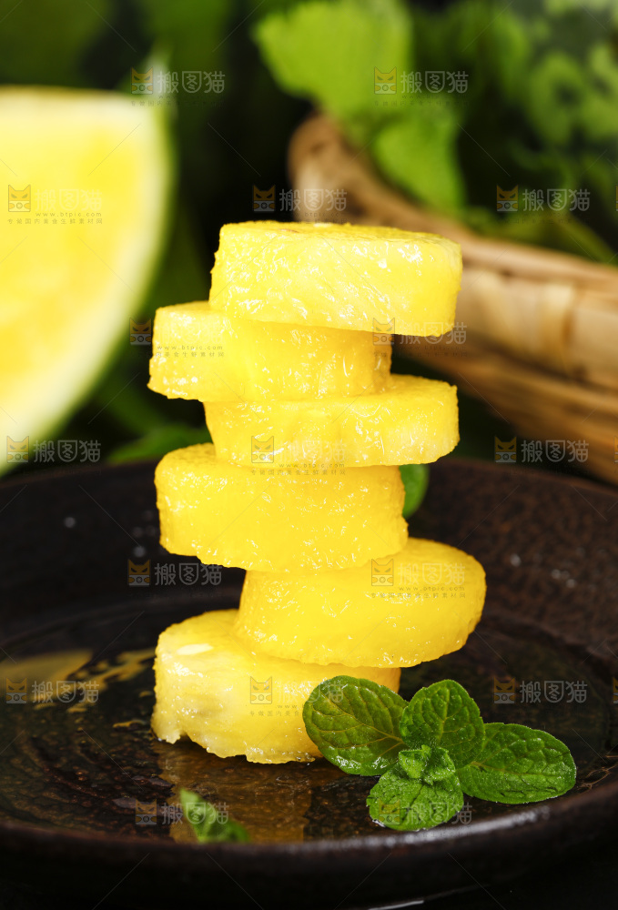 黑底上放着一盘特小凤黃瓤西瓜果肉