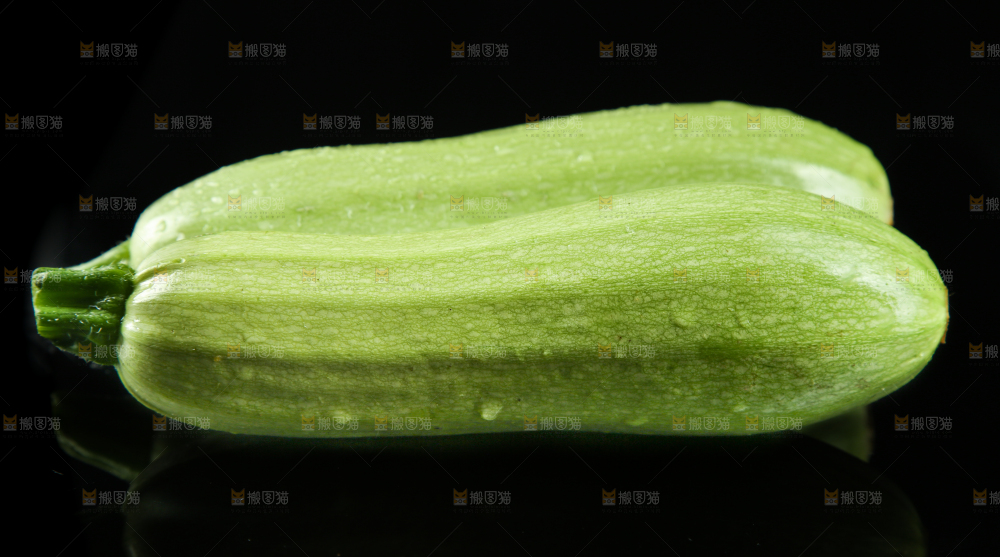 黑底上摆放着西葫芦