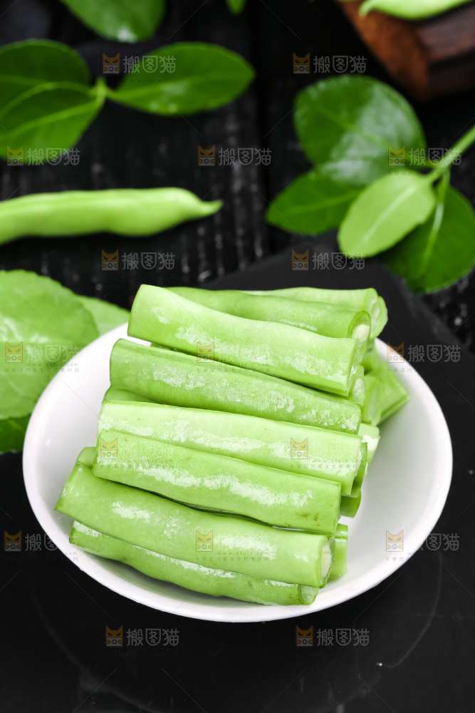 一碗新鲜四季豆放在黑底上