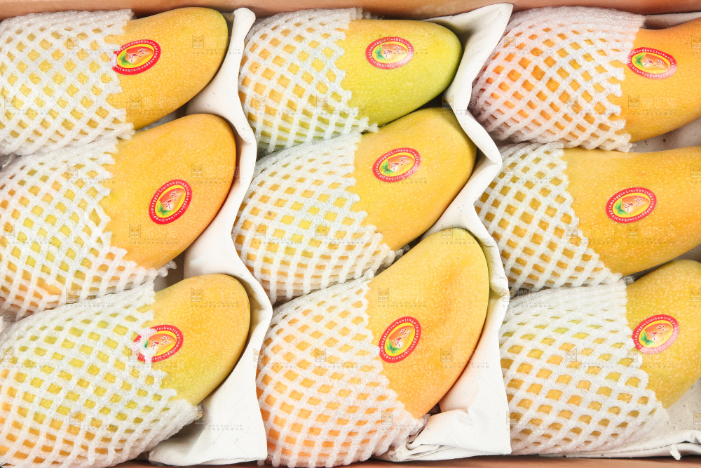 白底上放着一箱水仙芒果