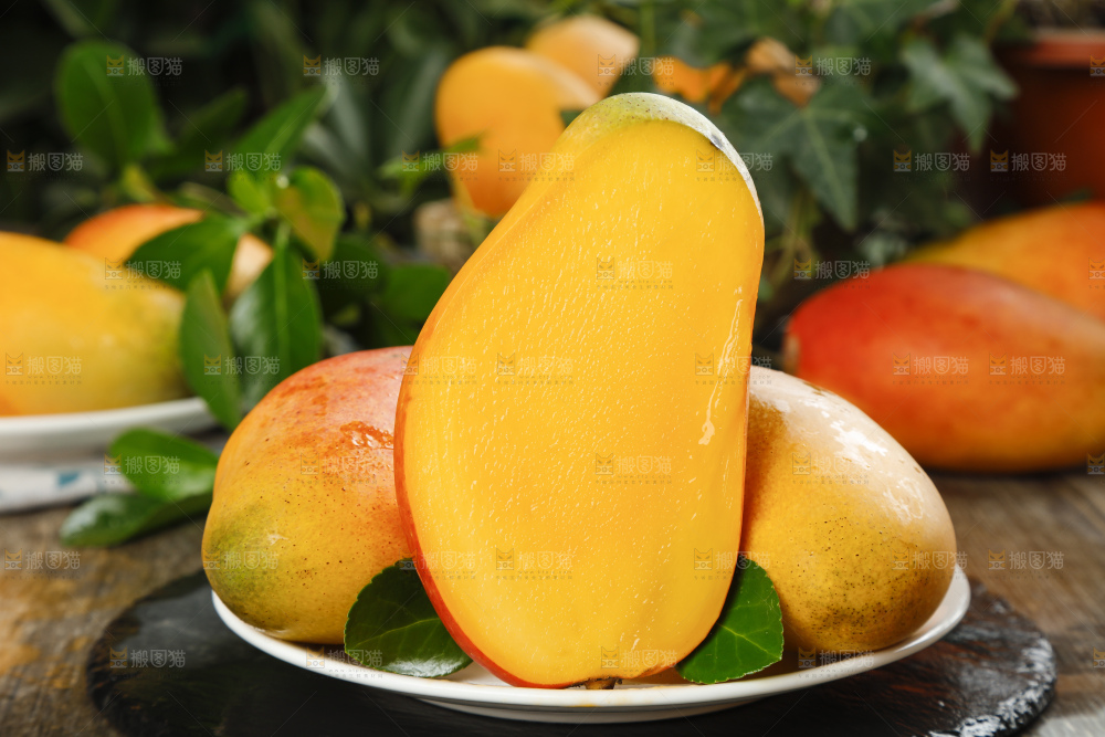 一盘切开的贵妃芒果放在深底上