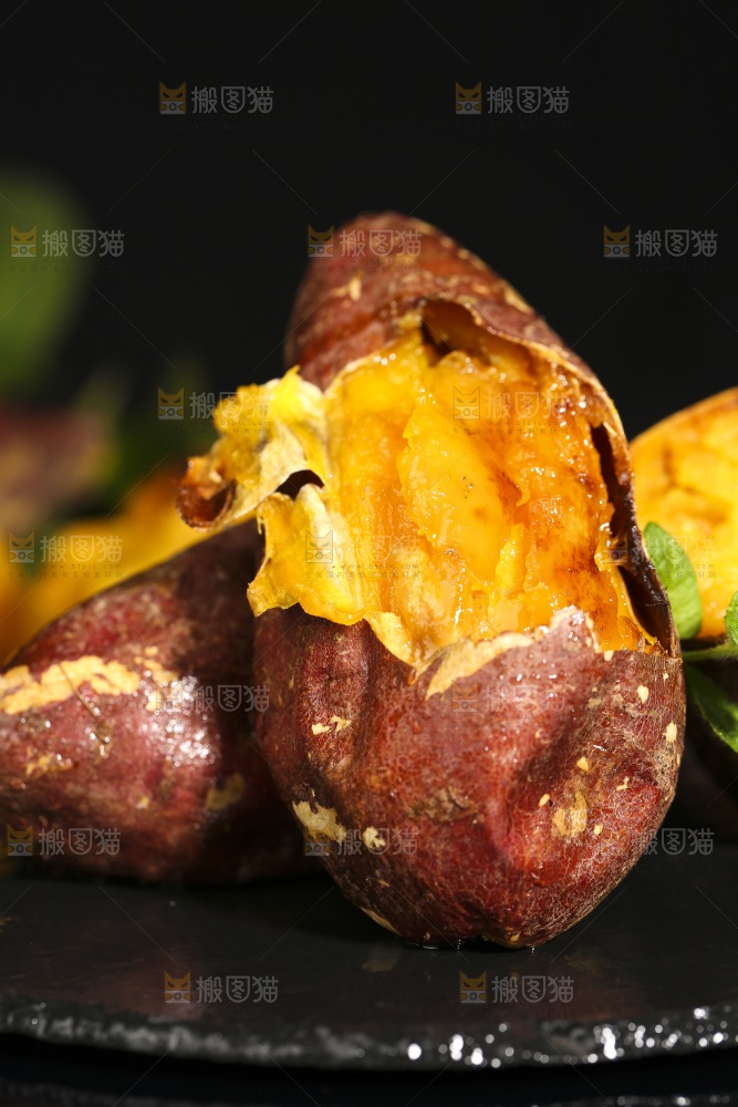 深底上摆放着烤蜜薯