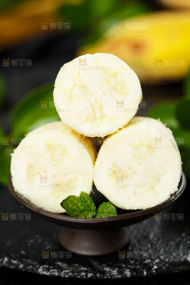 碟子里的苹果蕉果肉
