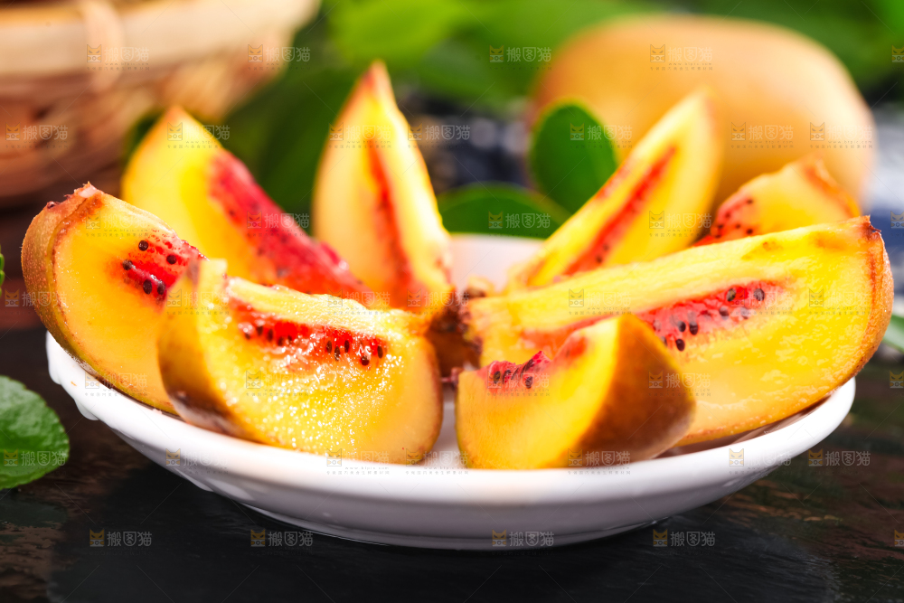 碟子里面放着切块的红心猕猴桃