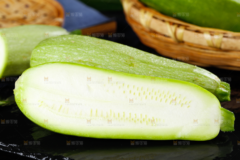 黑底上放着西葫芦