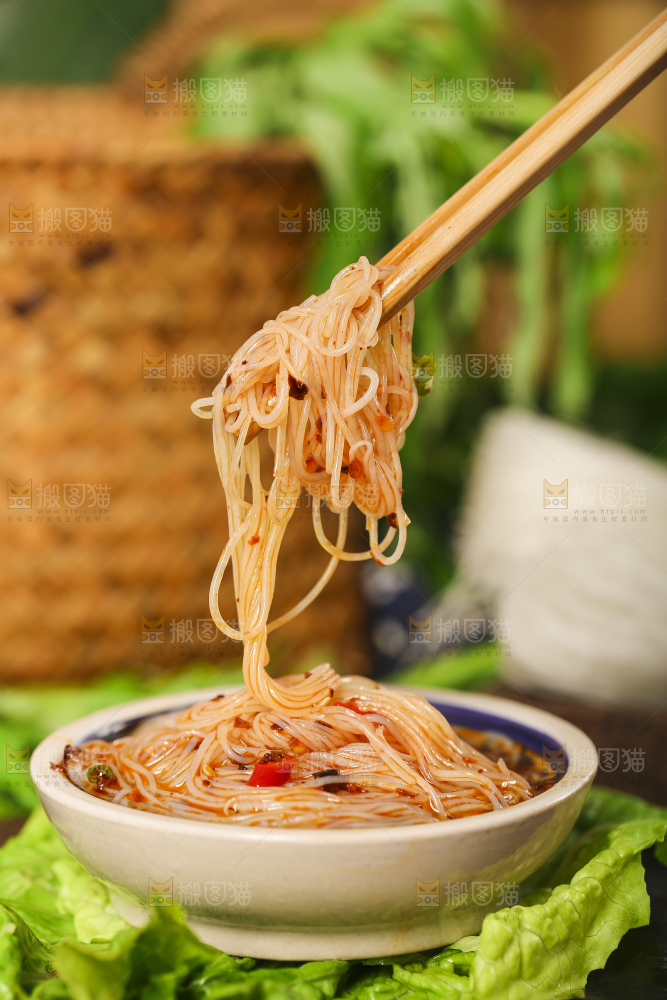 盘子里装着凉粉丝