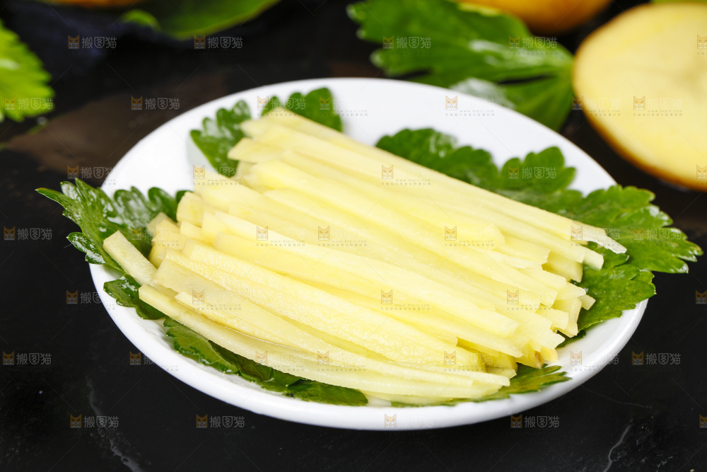 深底上放着切好的土豆丝
