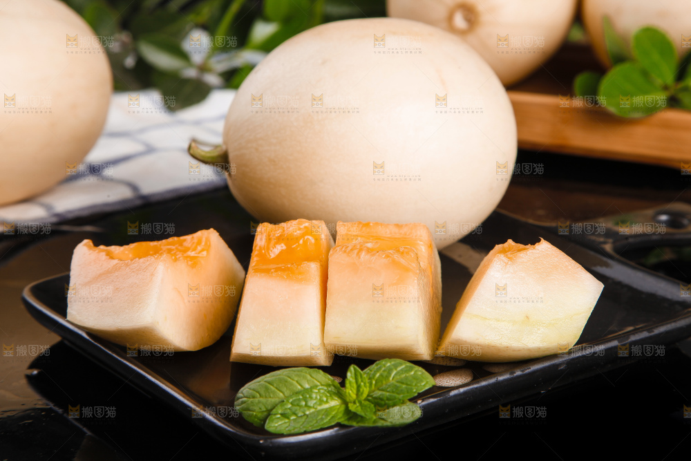 黑底上放着一盘切开的阎良蜜瓜
