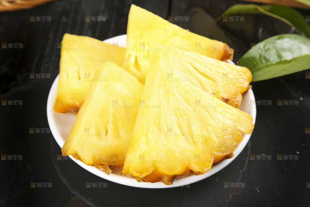 黑石板上放着一盘切开的徐闻菠萝