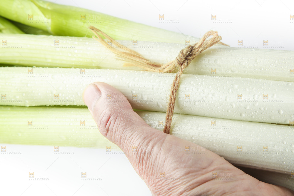 手里拿着一捆大捆