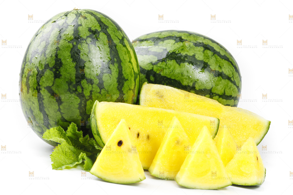 切开的特小凤黄肉西瓜放在白底上