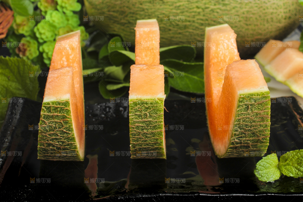 黑底上放着切开的西州蜜25号