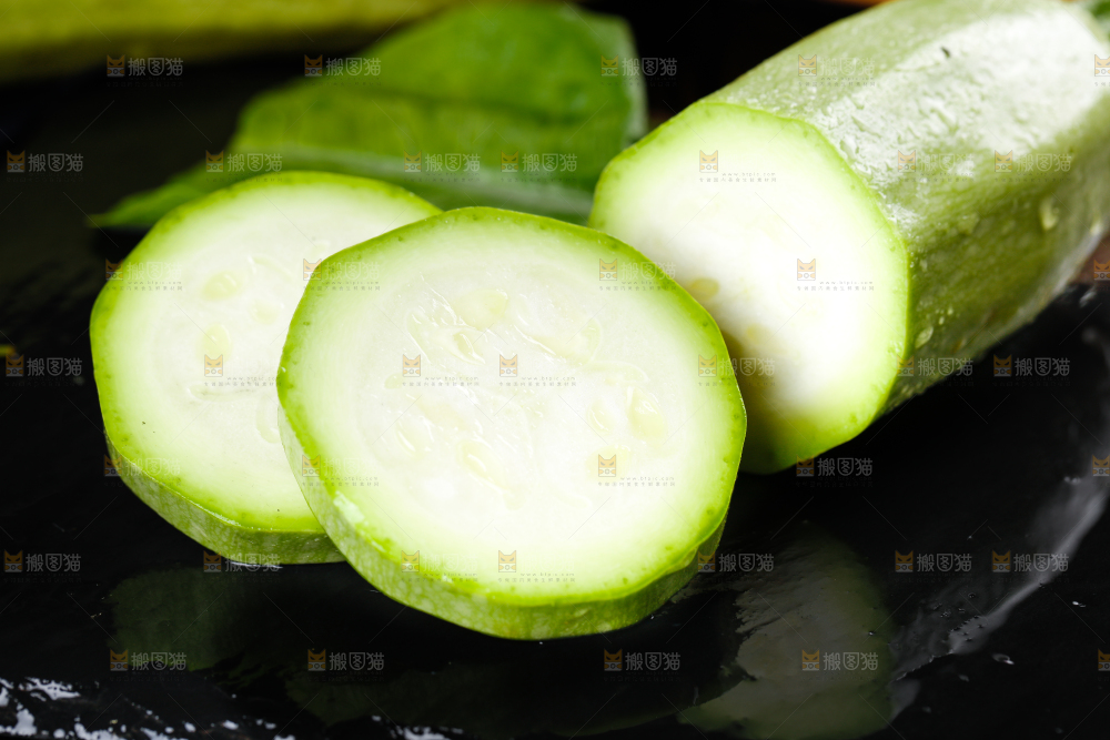 黑底上放着西葫芦