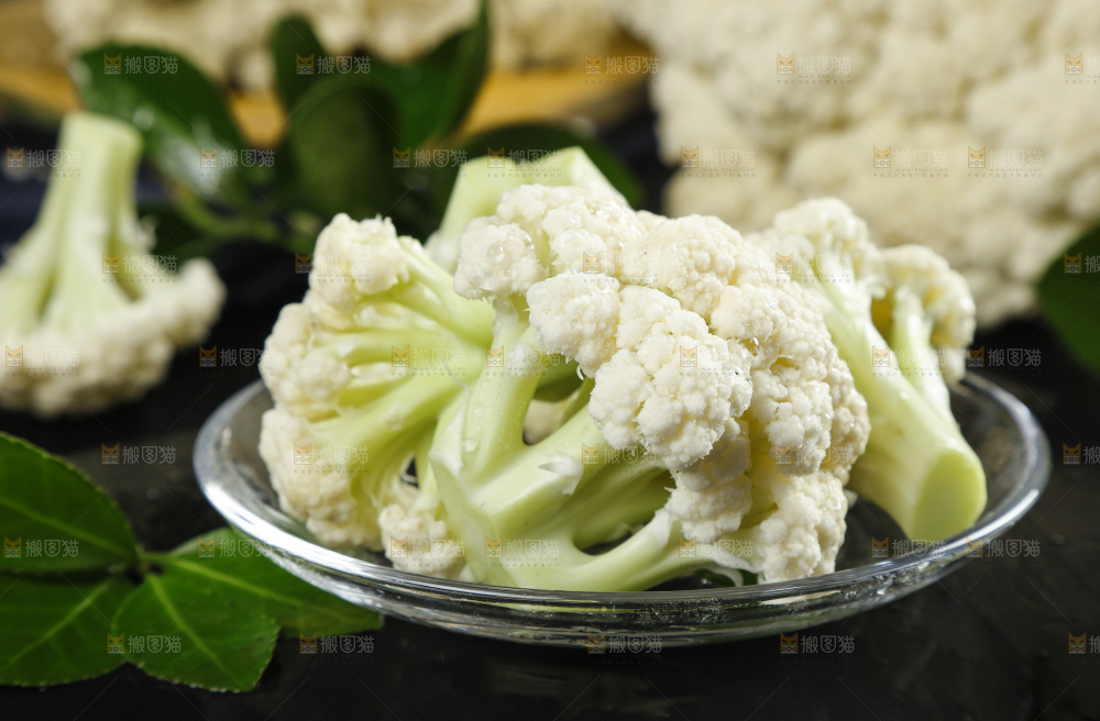 黑石板上的新鲜散菜花
