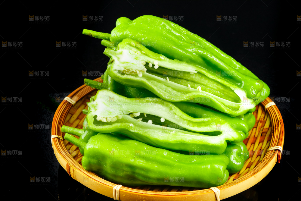 黑底上放着一篮辣椒