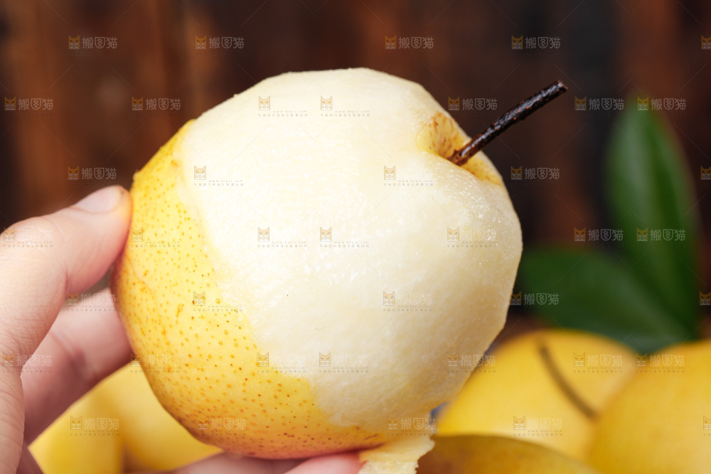 木板上放着冰糖梨