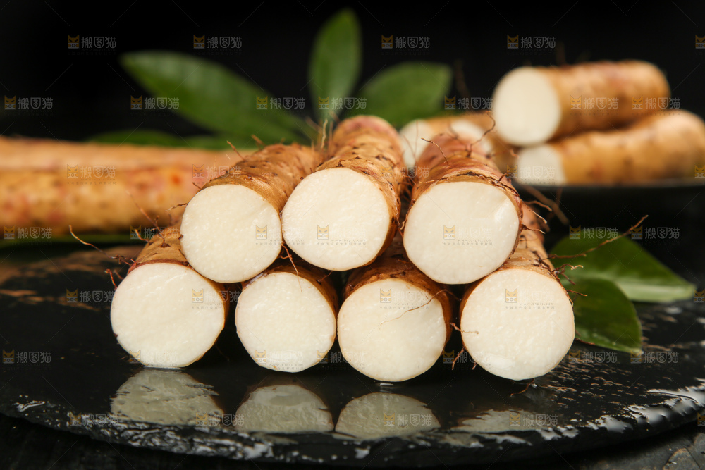 黑底上摆放着白山药