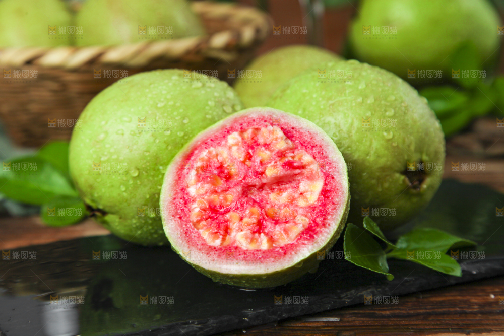 深底上摆放着广西红心芭乐